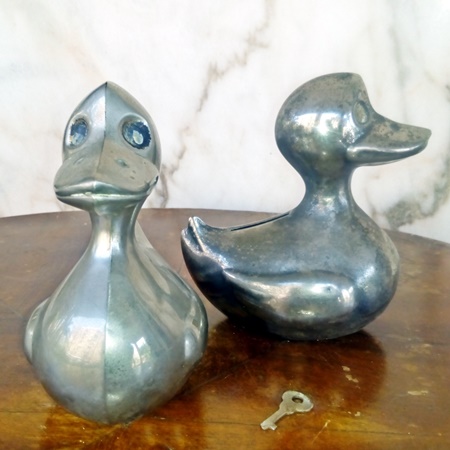 Huchas con forma de pato metálicas