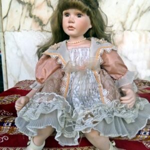 Muñeca de porcelana sentada