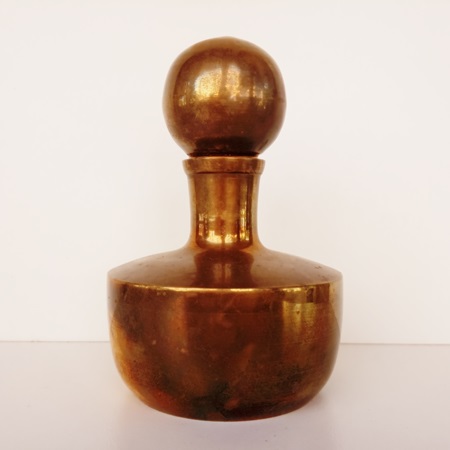 Botella de perfume metálica