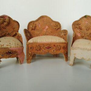 Sofá y sillones de casa de muñecas