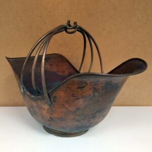 Carbonera de cobre y bronce forma cesta