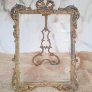 Antiguo marco de fotos, portafotos modernista hecho de bronce o latón..