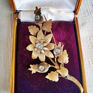 Broche de flores dorado antiguo
