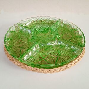 Recipientes en plato de mimbre de cristal verde