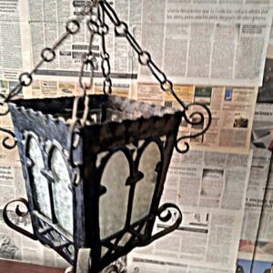 Lámpara con soporte de hierro antigua