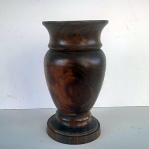 Jarrón de madera de nogal