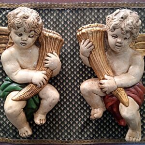 Par de ángeles decorativos clásicos