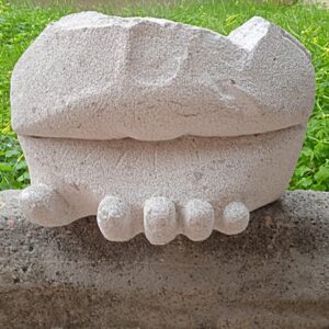 Figura de hormigón de mano y boca