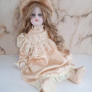 Muñeca  de porcelana Ramón Inglés