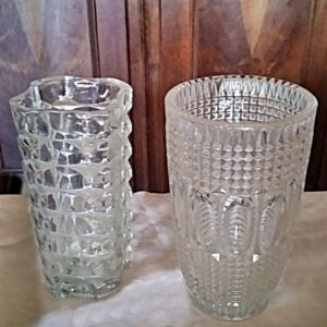 Jarrones retro de cristal con un diseño biselado