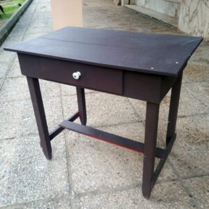 Mesa auxiliar de madera pintada en morado